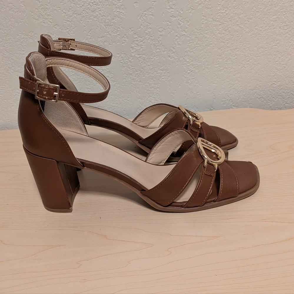 Jones New York Brown Leather Block Heel Sandals with Gold Accent - Picture 4 of 8